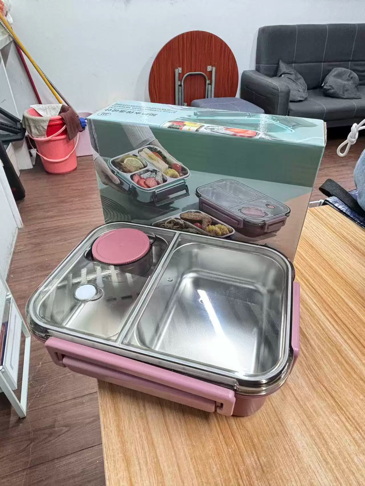 High-quality stainless steel divided lunch box, stylish plastic lunch box for students, salad box, microwaveable bento box for office workers.