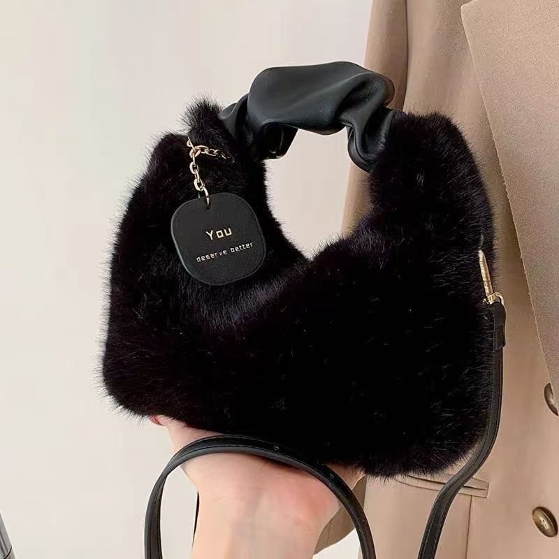 High-end plush tote bag for women, new autumn/winter style, fashionable and versatile, commuter shoulder bag/crossbody bag.