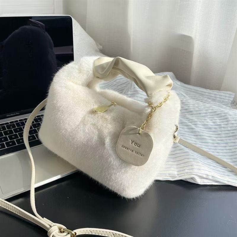 High-end plush tote bag for women, new autumn/winter style, fashionable and versatile, commuter shoulder bag/crossbody bag.